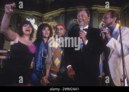 MME4774657 Stupinigi Palace, Nichelino (Turin), 22. Juni 1985. Benefizveranstaltung zur Förderung der Krebsforschung. Die italienische Sängerin und Schauspielerin Silvia Annichiarico, die Comic-Schauspieler Simona Marchini und Giorgio Bracardi, der industrielle Umberto Agnelli und der Fernsehmoderator Renzo Arbore/Palazzina di Caccia di Stupinigi, Nichelino (Turin), 22 Giugno 1985. Serata benefica in favore della ricerca contro il cancro. La cantante e attrice Silvia Annichiarico, i comici Simona Marchini e Giorgio Bracardi, l'industriale Umberto Agnelli e il präsentatore televisivo Renzo Arbore -; (add.info.: Stupinigi Palace, Nichelino Stockfoto