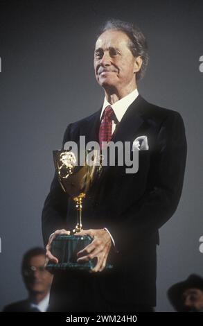 MME4776053 Venedig Lido, Venedig Filmfestival 1988. Der US-amerikanische Schauspieler Don Ameche erhält den Coppan Volpi Award für den besten Schauspieler für seine Rolle in „Things Change“ von David Marnet/Lido di Venezia, Venedig Film Festival 1988. L'attore Don Ameche riceve la Coppa Volpi per il migliore attore per il suo ruolo in „Le cose cambiano“ dirette von David Marnet -; (add.info.: Venedig Lido, Venedig Filmfestival 1988. Der US-amerikanische Schauspieler Don Ameche erhält den Coppan Volpi Award für den besten Schauspieler für seine Rolle in „Things Change“ von David Marnet/Lido di Venezia, Venedig Film Festival 1988. L'attore Don Ameche riceve la C Stockfoto