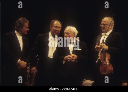 MME4777104 Venedig, Palafenice, 1996. Konzert anlässlich des Preises „Ein Leben für die Musik“ an Isaac Stern: Organist Giorgio Carnini, Flötist Jean-Pierre Rampal, Violinisten Isaac Stern und Salvatore Accardo/Venezia, Palafenice, 1996. Concerto anlässlich der Premiere von Isaac Stern: l'organista Giorgio Carnini, il flautista Jean-Pierre Rampal, i Violinisti Isaac Stern und Salvatore Accardo - (add.info.: Venedig, Palafenice, 1996. Konzert anlässlich des Preises „Ein Leben für Musik“ an Isaac Stern: Organist Giorgio Carnini, Flötist Jea Stockfoto