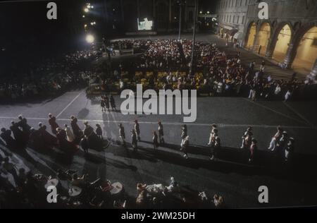 MME4781186 Pesaro, 18. August 1984. Rossini Opera Festival. Inszenierung von „Il viaggio a Reims“ (Juli bis Reims) von Gioacchino Rossini. Dies ist die erste Aufführung dieser Oper, inszeniert von Luca Ronconi und dirigiert von Claudio Abbado, nach der Rekonstruktion der verlorenen Handschrift in den 1970er Jahren/Pesaro, 18. August 1984. Rossini Opera Festival. Messa in der Szene von „„ Il viaggio a Reims“ von Gioacchino Rossini. E 'la prima rappresentazione dell'Opera, con la regia di Luca Ronconi e la direzione d'orchester di Claudio Abbado, dopo il ritrovamento e la ricomposizione negli anni' Stockfoto