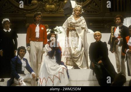 MME4781258 Pesaro, 18. August 1984. Rossini Opera Festival. Inszenierung von „Il viaggio a Reims“ (Juli bis Reims) von Gioacchino Rossini. Unter anderem waren Bassbariton Samuel Ramey als Lord Sidney (Dritter von links), Sopranistin Lella Cuberli als Contessa di Folleville (vierte von links), Sopranistin Cecilia Gasdia als Corinna (fünfte von links) und Sopranistin Katia Ricciarelli als Madame Cortese. Dies ist die erste Aufführung dieser Oper, inszeniert von Luca Ronconi und dirigiert von Claudio Abbado, nach der Rekonstruktion der verlorenen Handschrift in den 1970er Jahren/Pesaro, 18. August 1 Stockfoto