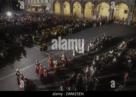 MME4781178 Pesaro, 18. August 1984. Rossini Opera Festival. Inszenierung von „Il viaggio a Reims“ (Juli bis Reims) von Gioacchino Rossini. Dies ist die erste Aufführung dieser Oper, inszeniert von Luca Ronconi und dirigiert von Claudio Abbado, nach der Rekonstruktion der verlorenen Handschrift in den 1970er Jahren/Pesaro, 18. August 1984. Rossini Opera Festival. Messa in der Szene von „„ Il viaggio a Reims“ von Gioacchino Rossini. E 'la prima rappresentazione dell'Opera, con la regia di Luca Ronconi e la direzione d'orchester di Claudio Abbado, dopo il ritrovamento e la ricomposizione negli anni' Stockfoto