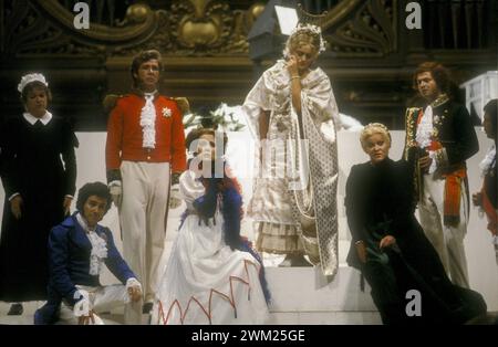 MME4781271 Pesaro, 18. August 1984. Rossini Opera Festival. Inszenierung von „Il viaggio a Reims“ (Juli bis Reims) von Gioacchino Rossini. Unter anderem waren Bassbariton Samuel Ramey als Lord Sidney (Dritter von links), Sopranistin Lella Cuberli als Contessa di Folleville (vierte von links), Sopranistin Cecilia Gasdia als Corinna (fünfte von links) und Sopranistin Katia Ricciarelli als Madame Cortese. Dies ist die erste Aufführung dieser Oper, inszeniert von Luca Ronconi und dirigiert von Claudio Abbado, nach der Rekonstruktion der verlorenen Handschrift in den 1970er Jahren/Pesaro, 18. August 1 Stockfoto