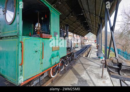 Mokra Gora, Serbien - 18. März 2017: Historische Elza-Dampflokomotive Schmalspurlokomotive Sargan Eight im Touristenzug. Stockfoto