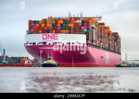 Eine Inspiration ist ein 24.000 TEU-Containerschiff der Klasse Megamax, das von Ocean Network Express auf dem Asia-to-Europe-Dienst (FE3) eingesetzt wird. Stockfoto