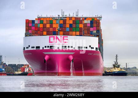 One Ingenuity ist ein 24.000-TEU-Containerschiff der Megamax-Klasse, das von Ocean Network Express auf dem Asien-Europa-Dienst (FE3) eingesetzt wird. Stockfoto