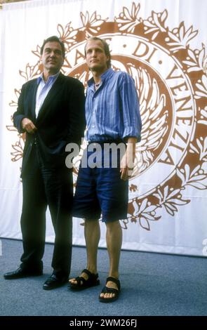 MME4786993 Venedig Lido, Venedig Filmfestival 1994. Der US-amerikanische Regisseur Oliver Stone und der Schauspieler Woody Harrelson beim Fotoaufruf des Films „Natural Born Killers“/Lido di Venezia, Venice Film Festival 1994. Er registrierte Oliver Stone und Attore Woody Harrelson im Fotoaufruf des Films „Natural Born Killers-Assassini nati“ (add.info.: Venice Lido, Venice Film Festival 1994). Der US-amerikanische Regisseur Oliver Stone und der Schauspieler Woody Harrelson beim Fotoaufruf des Films „Natural Born Killers“/Lido di Venezia, Venice Film Festival 1994. Er registrierte Oliver Stone und Attore Woody Harrelson in der Fotoca Stockfoto