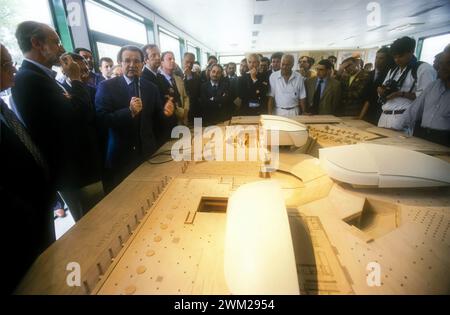 MME4803402 Rom, August 1998. Architekt Renzo Piano (zweiter von links) und in seiner Nähe italienischer Premierminister Romano Prodi halten eine Rede zur Einführung des Modells des Neuen Auditoriums Parco della Musica in Rom/Rom, Agosto 1998. L'architetto Renzo Piano (secondo da sinistra) e accanto a lui il Presidente del Consiglio Romano Prodi mentre fa un discorso per präsentare il progetto del Nuovo Auditorio Parco della Musica di Roma -; (add.info.: Rom, August 1998. Architekt Renzo Piano (zweiter von links) und in seiner Nähe italienischer Premierminister Romano Prodi halten eine Rede zur Einführung des M Stockfoto