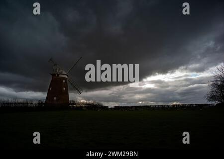 Thaxted Windmill, John Webbs Windmill mit dramatischem Wetter Front vorbei über dem 23. Februar 2024 Stockfoto