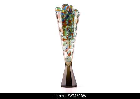 Nahaufnahme eines Champagnerglases gefüllt mit Glasmarmor isoliert auf weißem Hintergrund Stockfoto