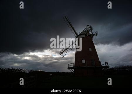 Thaxted Windmill, John Webbs Windmill mit dramatischem Wetter Front vorbei über dem 23. Februar 2024 Stockfoto