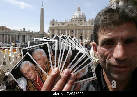 MME4805240 Papst-Souvenirs: Bilder von JOSEPH RATZINGER (Papst Benedikt XVI.). Vatikan, Rom. 23. April 2005/JOSEPH RATZINGER (Papa Benedetto XVI). San Pietro, Vaticano, Roma. 23. april 2005 (Foto, Rosari, Gadgets) -; (add.info.: Papst-Souvenirs: Bilder von JOSEPH RATZINGER (Papst Benedikt XVI.). Vatikan, Rom. 23. April 2005/JOSEPH RATZINGER (Papa Benedetto XVI). San Pietro, Vaticano, Roma. 23. april 2005 (Foto, Rosari, Gadgets); © Marcello Mencarini. Alle Rechte vorbehalten 2023. Stockfoto