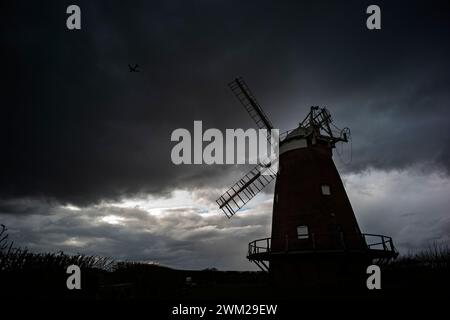 Thaxted Windmill, John Webbs Windmill mit dramatischem Wetter Front vorbei über dem 23. Februar 2024 Stockfoto