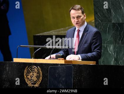 New York City, USA. Februar 2024. Radoslaw Sikorski, Außenminister Polens, spricht auf der Plenartagung der Generalversammlung der Vereinten Nationen zum Thema "die Situation in den vorübergehend besetzten Gebieten der Ukraine". Bundesaußenminister Baerbock ist anlässlich der Sondersitzungen der UN-Generalversammlung und des UN-Sicherheitsrates zum zweiten Jahrestag der russischen Invasion in die Ukraine bei den Vereinten Nationen (UN) in New York. Quelle: Bernd von Jutrczenka/dpa/Alamy Live News Stockfoto