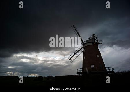 Thaxted Windmill, John Webbs Windmill mit dramatischem Wetter Front vorbei über dem 23. Februar 2024 Stockfoto