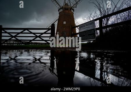 Thaxted Windmill, John Webbs Windmill mit dramatischem Wetter Front vorbei über dem 23. Februar 2024 Stockfoto