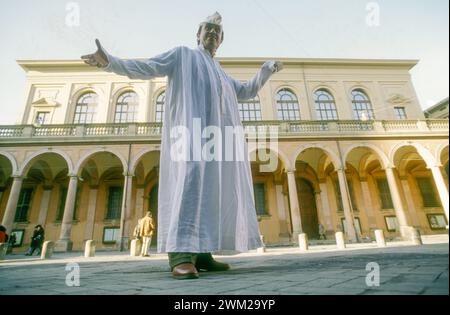 MME4807774 italienischer Opernsänger Bariton Leo Nucci vor dem Teatro Municipale in Bologna (1993)/Il baritono Leo Nucci davanti al Teatro Municipale di Bologna (1993) -; (add.info.: italienischer Opernsänger Bariton Leo Nucci vor dem Teatro Municipale in Bologna (1993)/Il baritono Leo Nucci davanti al Teatro Municipale di Bologna (1993) -); © Marcello Mencarini. Alle Rechte vorbehalten 2023. Stockfoto