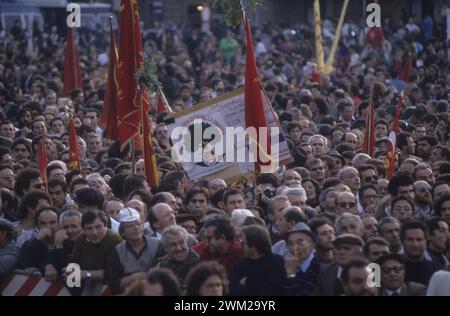 MME4807683 Rom 1991. Neues Simbol der Demokratischen Partei der Linken (PDS), Entwicklung der Kommunistischen Partei Italiens/Roma 1991. Nuovo simbolo del Partito Democratico della Sinistra (PDS), evoluzione del Partito Comunista Italiano (PCI) -; (add.info.: Rom 1991. Neues Simbol der Demokratischen Partei der Linken (PDS), Entwicklung der Kommunistischen Partei Italiens/Roma 1991. Nuovo simbolo del Partito Democratico della Sinistra (PDS), evoluzione del Partito Comunista Italiano (PCI) -); © Marcello Mencarini. Alle Rechte vorbehalten 2023. Stockfoto