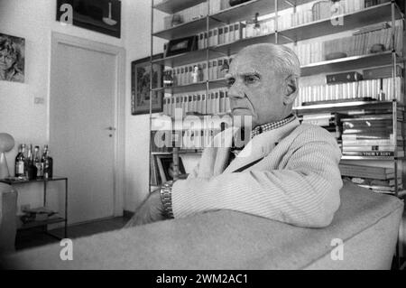 MME4809989 Rom, 1980. Italienischer Schriftsteller Alberto Moravia in seinem Haus/Roma, 1980. Lo scrittore Alberto Moravia nella sua casa -; (add.info.: Rom, 1980. Italienischer Schriftsteller Alberto Moravia in seinem Haus/Roma, 1980. Lo scrittore Alberto Moravia nella sua casa -); © Marcello Mencarini. Alle Rechte vorbehalten 2023. Stockfoto