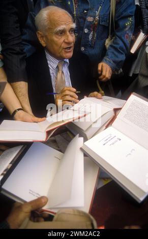 MME4810184 Rom, 1989. Italienischer Schriftsteller Alberto Moravia signiert Autogramme/Roma, 1989. lo scrittore Alberto Moravia mentre Firma autografi -; (add.info.: Rom, 1989. Italienischer Schriftsteller Alberto Moravia signiert Autogramme/Roma, 1989. lo scrittore Alberto Moravia mentre Firma autografi -); © Marcello Mencarini. Alle Rechte vorbehalten 2024. Stockfoto