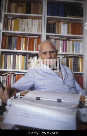 MME4810058 Rom, 1980. Italienischer Schriftsteller Alberto Moravia in seinem Haus/Roma, 1980. Lo scrittore Alberto Moravia nella sua casa -; (add.info.: Rom, 1980. Italienischer Schriftsteller Alberto Moravia in seinem Haus/Roma, 1980. Lo scrittore Alberto Moravia nella sua casa -); © Marcello Mencarini. Alle Rechte vorbehalten 2024. Stockfoto