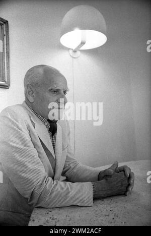 MME4809970 Rom, 1980. Italienischer Schriftsteller Alberto Moravia in seinem Haus/Roma, 1980. Lo scrittore Alberto Moravia nella sua casa -; (add.info.: Rom, 1980. Italienischer Schriftsteller Alberto Moravia in seinem Haus/Roma, 1980. Lo scrittore Alberto Moravia nella sua casa -); © Marcello Mencarini. Alle Rechte vorbehalten 2023. Stockfoto