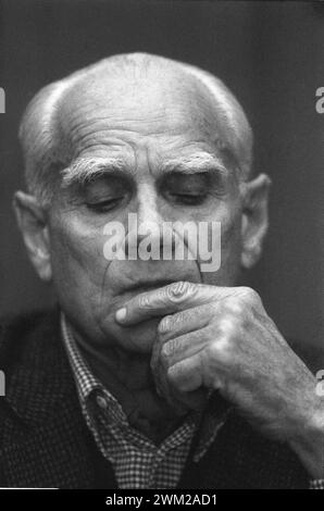 MME4810031 italienischer Schriftsteller Alberto Moravia (ca. 1980)/Roma, 1980. Lo scrittore Alberto Moravia (ca. 1980) -; (add.info.: italienischer Schriftsteller Alberto Moravia (ca. 1980)/Roma, 1980. Lo scrittore Alberto Mähren (1980 circa) -); © Marcello Mencarini. Alle Rechte vorbehalten 2024. Stockfoto