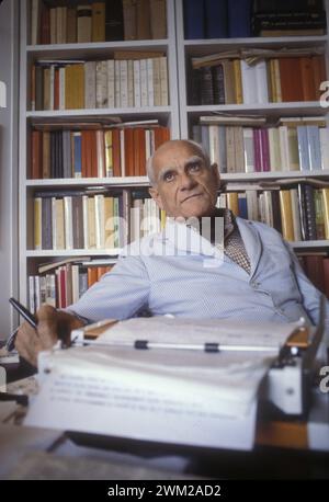 MME4810067 Rom, 1980. Italienischer Schriftsteller Alberto Moravia in seinem Haus/Roma, 1980. Lo scrittore Alberto Moravia nella sua casa -; (add.info.: Rom, 1980. Italienischer Schriftsteller Alberto Moravia in seinem Haus/Roma, 1980. Lo scrittore Alberto Moravia nella sua casa -); © Marcello Mencarini. Alle Rechte vorbehalten 2024. Stockfoto