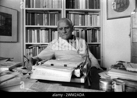 MME4809951 Rom, 1980. Italienischer Schriftsteller Alberto Moravia in seinem Haus/Roma, 1980. Lo scrittore Alberto Moravia nella sua casa -; (add.info.: Rom, 1980. Italienischer Schriftsteller Alberto Moravia in seinem Haus/Roma, 1980. Lo scrittore Alberto Moravia nella sua casa -); © Marcello Mencarini. Alle Rechte vorbehalten 2023. Stockfoto