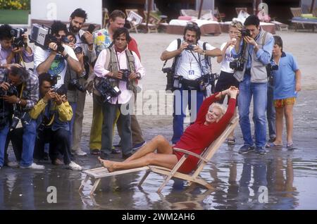 MME4811149 Venedig Lido, Venedig Filmfestival 1990. Italienische Schauspielerin Sandra Milo, umgeben von Fotografen am Meer/Lido di Venezia, Mostra del Cinema di Venezia 1990. L'attrice Sandra Milo circondata dai Photo in spiaggia -; (add.info.: Venedig Lido, Venedig Filmfestival 1990. Italienische Schauspielerin Sandra Milo, umgeben von Fotografen am Meer/Lido di Venezia, Mostra del Cinema di Venezia 1990. L'attrice Sandra Milo circondata dai Foto in spiaggia -); © Marcello Mencarini. Alle Rechte vorbehalten 2024. Stockfoto