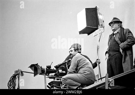 7395002 Regisseur Federico Fellini (rechts) am Set des Films „E la Nave va“ (und das Schiff segelt ein). Rom, Cinecittà Studios, 1983 (s/W Foto); © Marcello Mencarini. Alle Rechte vorbehalten 2024. Stockfoto