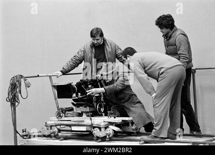 7395059 Regisseur Federico Fellini am Set des Films „E la Nave va“ (und das Schiff segelt ein). Rom, Cinecittà Studios, 1983 (s/W Foto); © Marcello Mencarini. Alle Rechte vorbehalten 2024. Stockfoto