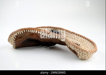 Handgemachte dekorative hölzerne Süßigkeiten Behälter isoliert auf weißem Hintergrund. Selektiver Fokus. Stockfoto