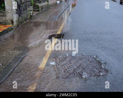 Februar 2024: Wasser sprudelt an einem nassen Tag in Cheddar, Somerset, England. Stockfoto