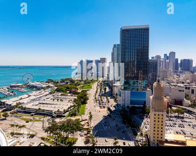 Miami, FL, USA - 21. Februar 2024: Reparatur des Miami Freedom Tower Stockfoto