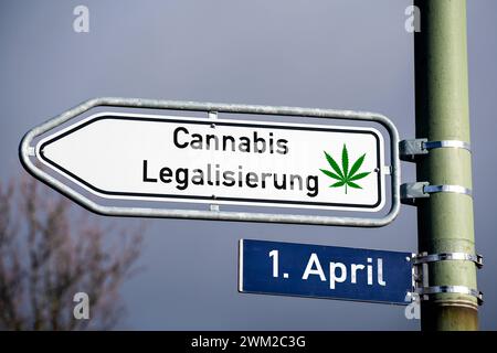 23. Februar 2024: Cannabislegalisierung in Deutschland ab dem 1. April symbolisches Bild. Ein Wegweiser mit der Inschrift 1. April und Cannabislegalisierung. PHOTOMONTAGE *** Cannabis Legalisierung in Deutschland ab 1. April Symbolbild. Ein Wegweiser mit Aufschrift 1. April und Cannabis-Legalisierung. FOTOMONTAGE Stockfoto