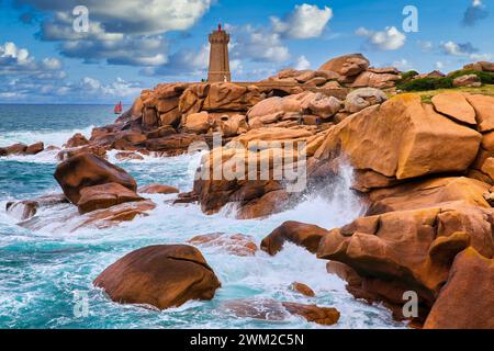 Leuchtturm Mean Ruz, Riesenfelsen an der Côte de Granit Rose (rosafarbene Granitküste), Ploumanac'h, Perros-Guirec, Bretagne, Bretagne, Frankreich Stockfoto