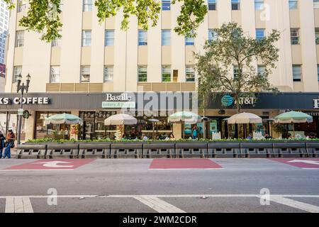 Miami, FL, USA - 21. Februar 2024: Geschäfte und Restaurants in Downtown Miami Florida um 2024 Stockfoto