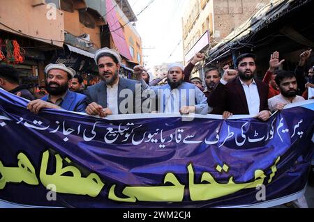 Aktivisten von Jamat-e-Islami (JI) halten am Freitag, den 23. Februar 2024, in Chowk Yadgar in Peshawar eine Protestdemonstration gegen das Urteil des Obersten Gerichtshofs ab. Stockfoto