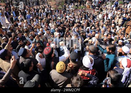 Aktivisten von Jamat-e-Islami (JI) halten am Freitag, den 23. Februar 2024, in Chowk Yadgar in Peshawar eine Protestdemonstration gegen das Urteil des Obersten Gerichtshofs ab. Stockfoto