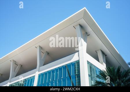 Abschnitt Foto moderne Architektur am blauen Himmel Stockfoto