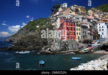 riomaggiore ein Dorf der cinque Terre an der ligurischen Küste mit seinen bunten Häusern und Booten am mittelmeer Stockfoto