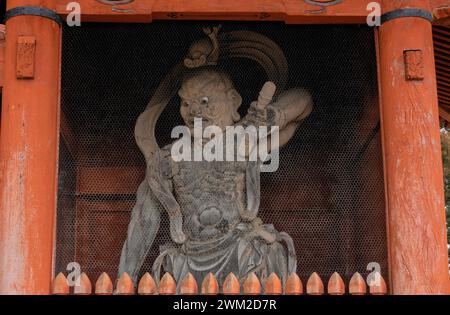 Geschnitzter Wächter am Daimon-Tor, Eintritt zum Mount Koya (Koyasan), Wakayama, Japan Stockfoto