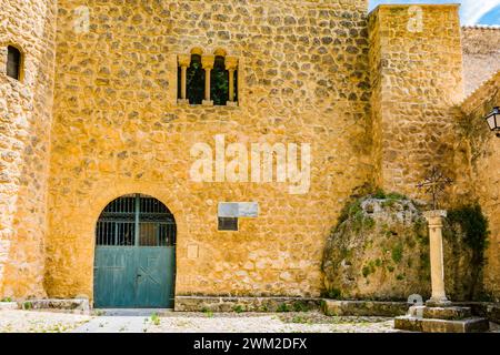 Capilla de la Vera Cruz - Kapelle des wahren Kreuzes. Prado de Santa María, ummauerte Anlage der Burg Piedra Bermeja. Brihuega, La Alcarria, Guadal Stockfoto