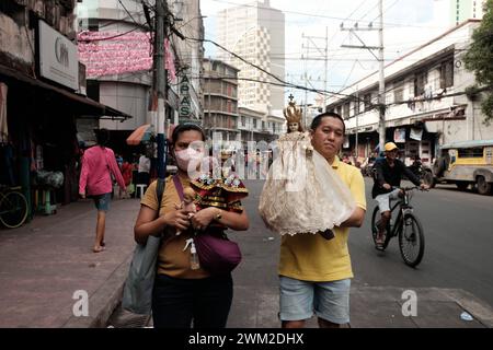 Das jährliche fest des Jesuskindes in Manila wurde am 21. Januar 2024 von tausenden katholischen Gläubigen gefeiert. Organisiert vom Sto. Die Kirche Nino de Tondo in Tondo, Manila, Philippinen, nahmen an der Prozession Teil, sangen und stellten ihre Statue des Jesuskindes auf, um während der Feier alle drei Januarwochen mit dem heiligen Wasser gesegnet zu werden. Sto. Nino gilt als eines der ältesten Artefakte des Katholizismus auf den Philippinen. Der Geschichte nach brachte Ferdinand Magellan eine große Anzahl von Bildern von Sp Stockfoto