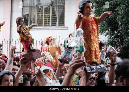 Das jährliche fest des Jesuskindes in Manila wurde am 21. Januar 2024 von tausenden katholischen Gläubigen gefeiert. Organisiert vom Sto. Die Kirche Nino de Tondo in Tondo, Manila, Philippinen, nahmen an der Prozession Teil, sangen und stellten ihre Statue des Jesuskindes auf, um während der Feier alle drei Januarwochen mit dem heiligen Wasser gesegnet zu werden. Sto. Nino gilt als eines der ältesten Artefakte des Katholizismus auf den Philippinen. Der Geschichte nach brachte Ferdinand Magellan eine große Anzahl von Bildern von Sp Stockfoto