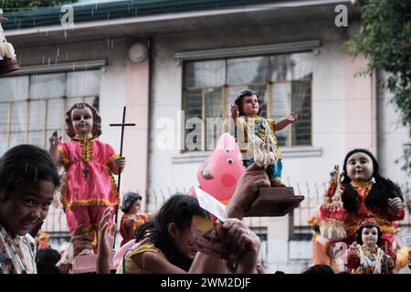 Das jährliche fest des Jesuskindes in Manila wurde am 21. Januar 2024 von tausenden katholischen Gläubigen gefeiert. Organisiert vom Sto. Die Kirche Nino de Tondo in Tondo, Manila, Philippinen, nahmen an der Prozession Teil, sangen und stellten ihre Statue des Jesuskindes auf, um während der Feier alle drei Januarwochen mit dem heiligen Wasser gesegnet zu werden. Sto. Nino gilt als eines der ältesten Artefakte des Katholizismus auf den Philippinen. Der Geschichte nach brachte Ferdinand Magellan eine große Anzahl von Bildern von Sp Stockfoto