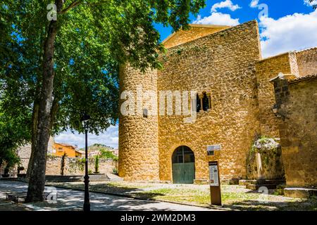 Capilla de la Vera Cruz - Kapelle des wahren Kreuzes. Prado de Santa María, ummauerte Anlage der Burg Piedra Bermeja. Brihuega, La Alcarria, Guadal Stockfoto