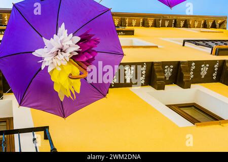 Violette Regenschirme sorgen während des Lavendelfestes für Schatten in einer engen Straße. Brihuega, La Alcarria, Guadalajara, Castilla La Mancha, Spanien, Europa Stockfoto