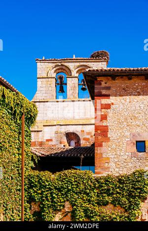 Detail des Glockenturms. Ehemaliges Benediktinerkloster Santa María la Real de Mave. Santa María de Mave, Aguilar de Campoo, Palencia, Castilla y Le Stockfoto